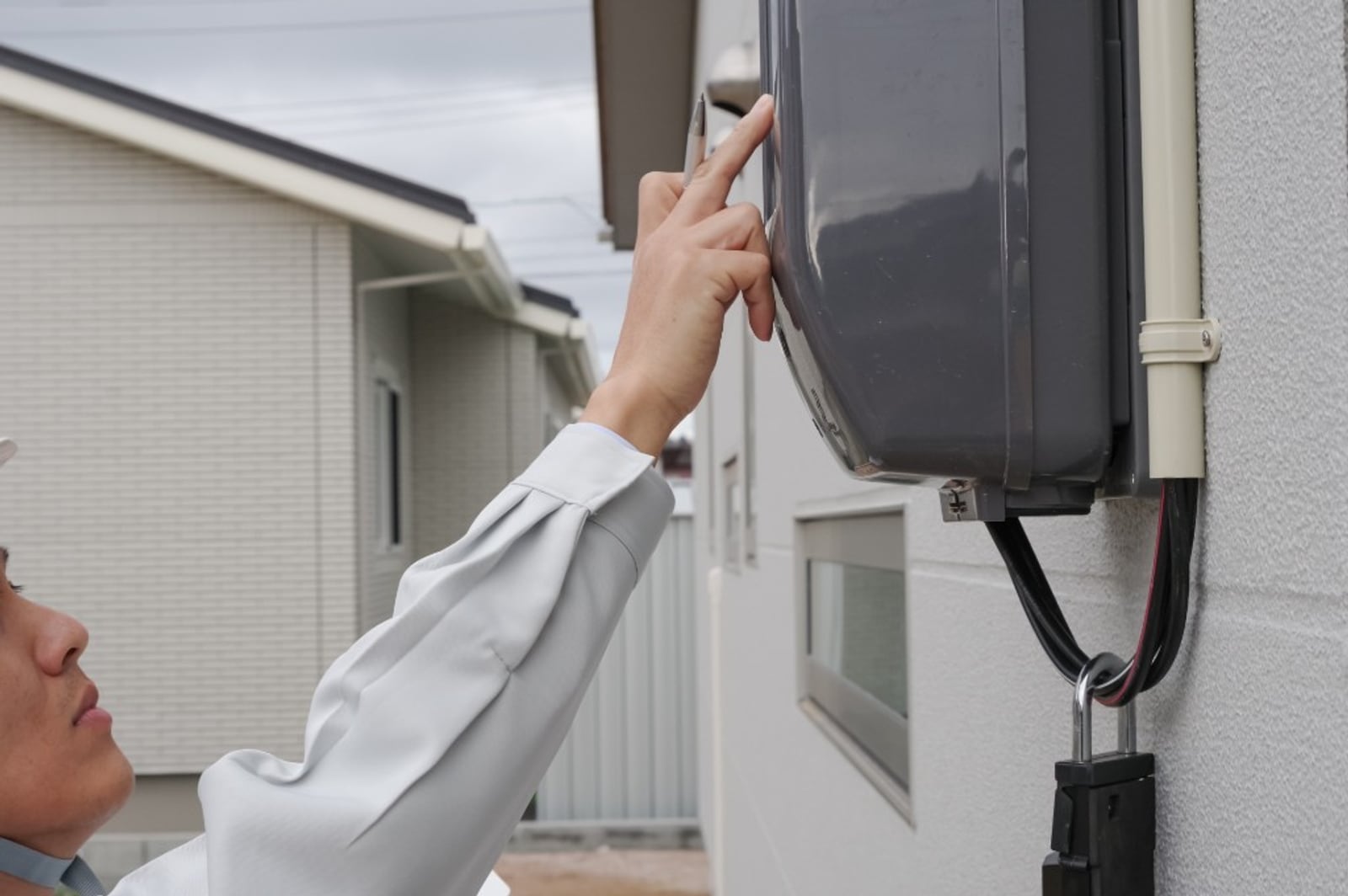 住宅の屋外分電盤を確認する様子