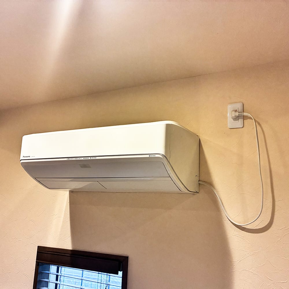 室内に取り付けたエアコン