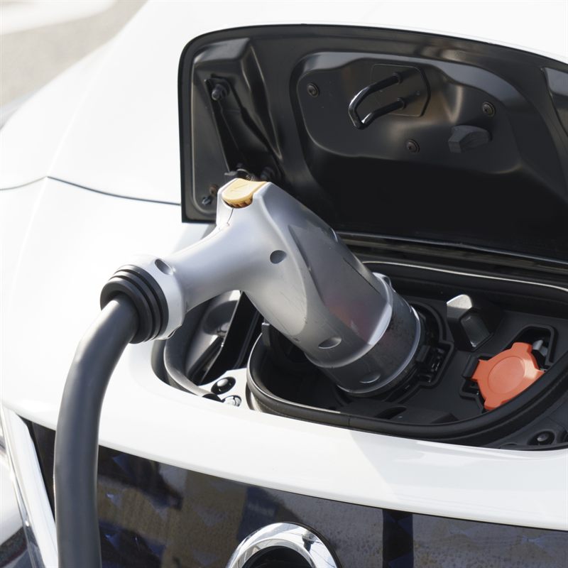 電気自動車に充電コネクタを接続しているところ